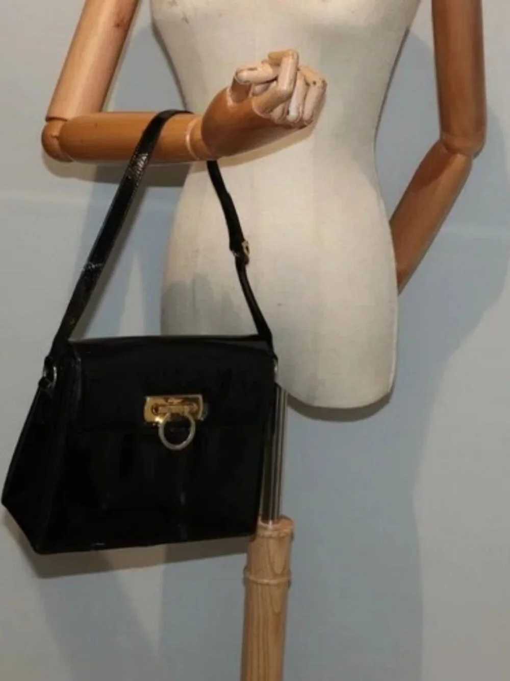 Salvatore Ferragamo Gancini Shoulder Bag Enamel Black Gold Auth 87741